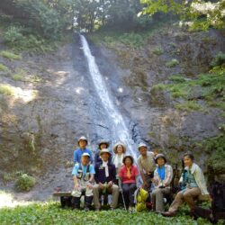 布滝で集合写真をパチリ。