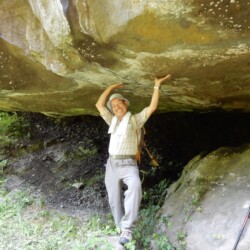 かぶりんが大岩を持ち上げています。重たいわ~~~!うふふふふふ。