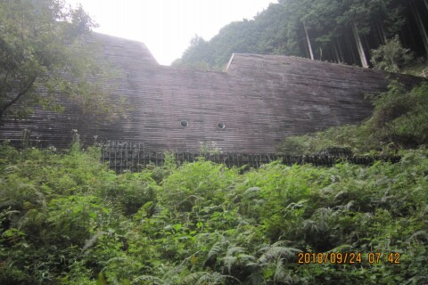 大きな堰堤があります。