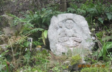 真下の谷川でタオルを浸しほっと一息