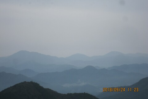 真ん中のお椀のかぶせたような形が姫髪山で奥に三岳、赤石、大江山が見えます。