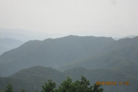 かすんでいますが親不知山です。