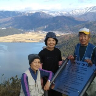 バックの山々は雪景色。余呉湖も見えます。
