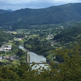 寺山山頂(標高201m)平和の鐘があります。 寺山山頂(標高201m)平和の鐘があります。