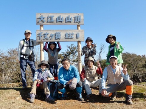 千丈ケ嶽山頂。標高833m。(午前10:10)そう言えば、昔はススキがいっぱい生えてなかたっけ???今は伊根湾方面が見えました。