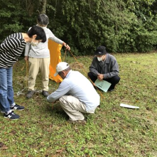 ペグで固定します。手作りの竹ペグが軽くて持ち歩きにも環境にもいいそうです。