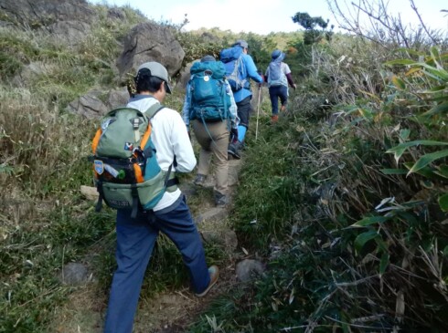 いったん鍋塚休憩所まで戻り、次は鍋塚を目指します。(午前11:40)