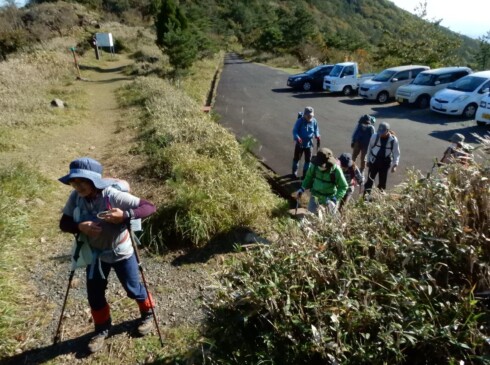 鍋塚下の鞍部に集合。各自ストレッチをして、出発!!(午前9:00)