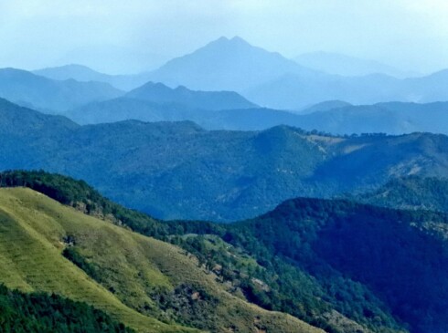 この双耳峰は、青葉山!!