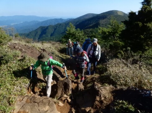鳩ケ峰目指して登ります。ぬかるんだところや岩に注意!!