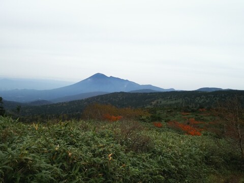 岩手山に続く稜線