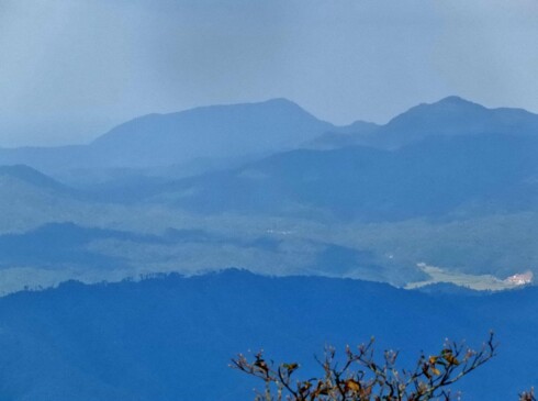 丹後半島最北端の依遅ケ尾山が、はっきりと見えます。