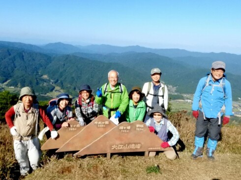 鳩ケ峰山頂。標高746m。風がきつかったけれど、眺めは最高!!