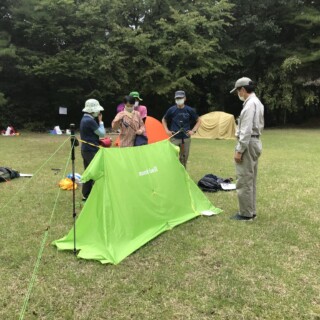 からにしたザックを背中に敷いて、2人は横になって寝られます。