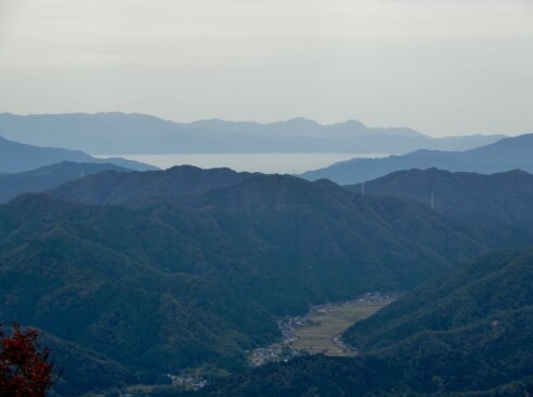 舞鶴湾が見えます!!この集落は、菅坂峠に続く五泉町かな・・・