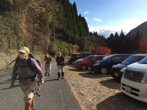広々とした駐車場とトイレのある三谷登山口から出発!!
