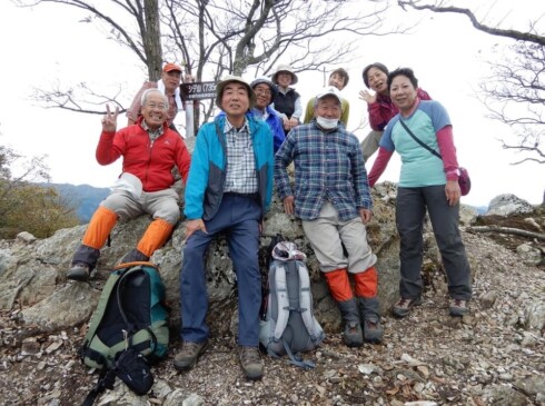 シデ山山頂(標高735m)で記念写真📷今日は、9人の参加です。