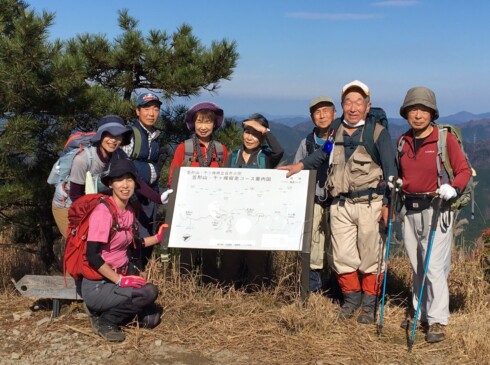 いい天気。・・・そして、360度のパノラマ。急登の疲れも吹っ飛びます(*^^)v