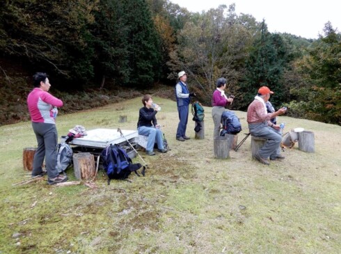 「みと」という広場で休憩中!(^^)!見晴らしもよく、いい気持ち。昔の人も、この景色を見て疲れを癒したのかなあ。