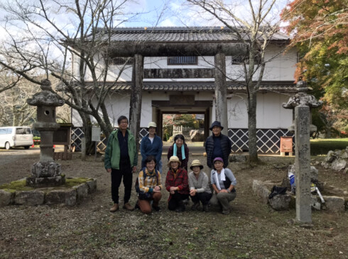 最後に集合写真をパチリ、お腹も心も満たされた、そんな秋の一日でした。