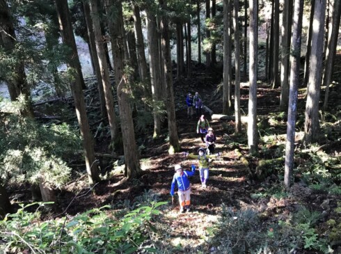 山内古道に入りました。2班の皆さん、元気いっぱい!!