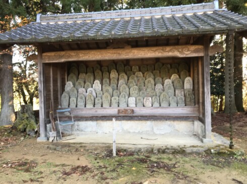 二王門の裏にある「八十八か所の石像」。このお堂の前で手を合わせれば、四国八十八か寺に参拝したのと同じご利益があるらしい。
