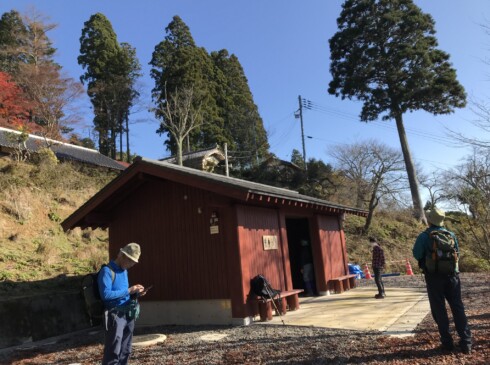 本堂下に新しいトイレが!!これで安心して巨木めぐりができます。感謝m(__)m