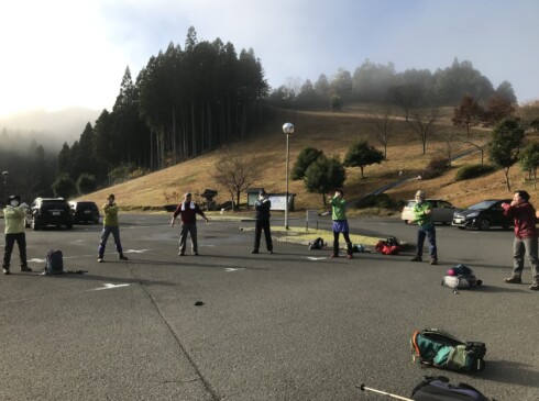 綾部温泉駐車場をお借りして・・・まずはラジオ体操で体ほぐし!(^^)!