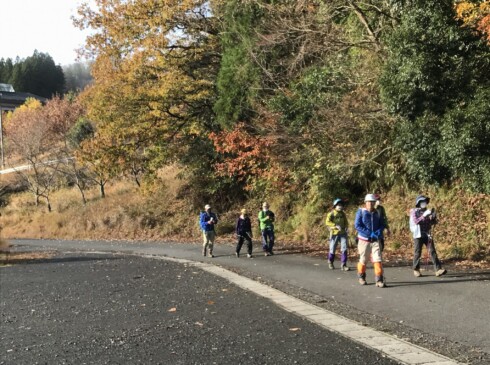 9:10しゅっぱつーーーー!!しばらくは舗装路を歩きます。