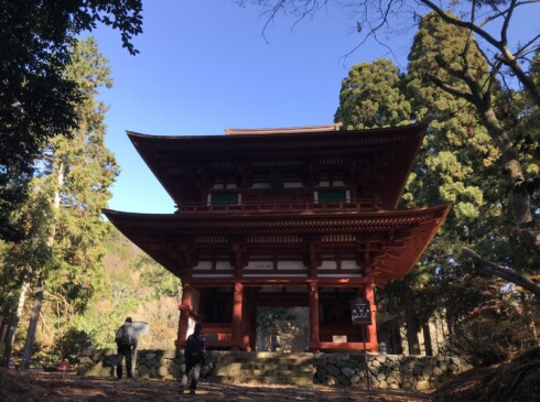 10:00国宝二王門とうちゃこーー。2017年11月に修復工事が完了。迫力あるなあ!!