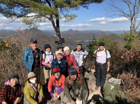 山頂での集合写真、みんないい表情ですね。
