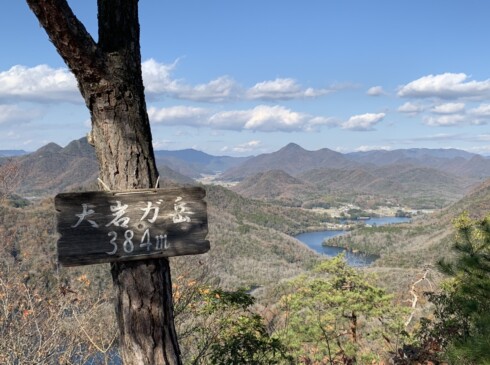山頂からはポコポコと浮かぶような北摂の山々やふもとのダム湖、三田や神戸の街並みも気持ちよく一望できました。