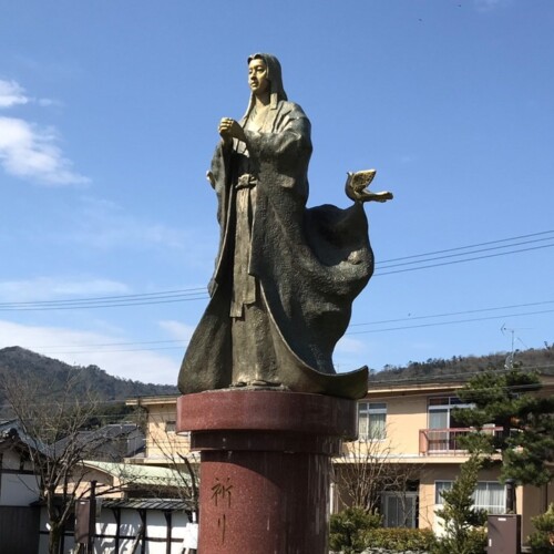 カトリック教会に隣接する大手川ふれあい広場に,生誕450年を記念して平成25年に建立されました