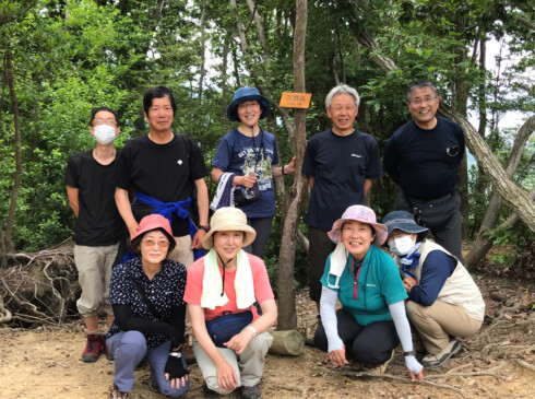 沓掛山のピークで昼食後、集合写真。皆さんいい笑顔です。