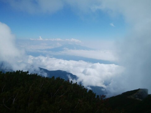 甲斐駒ヶ岳山頂から雲海のかなたに八ヶ岳を望む