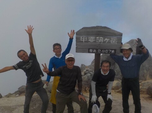 甲斐駒ヶ岳山頂。満足の達成感 (T・S)