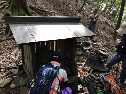 峠の頂上には安土桃山時代の剣豪、岩見重太郎の仇討にまつわる逸話が残る袈裟切り地蔵があります。