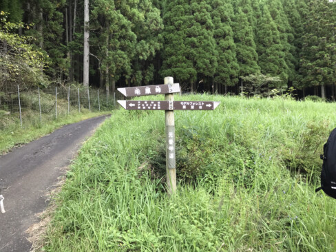 峠を降りきったところの標識。さらに下ると集落に入り右手に進むと展望台があります。