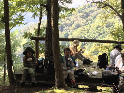 青空のもと、展望デッキで昼食。おやつも沢山いただきました。