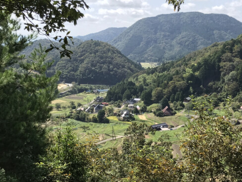 展望デッキから眺めた秋深まる毛原の集落。