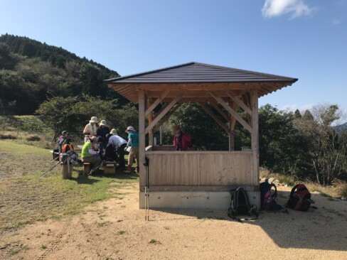 宮津高校の生徒さんたち制作の茶屋ヶ成の東屋でしばし休憩。またまた美味しいコーヒーとおやつを沢山いただきました。