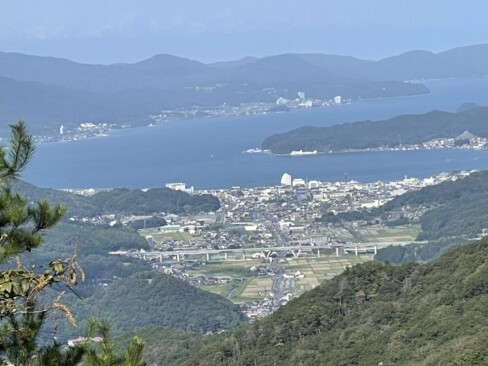 茶屋ヶ成からの眺望。眼下に宮津の市街と美しい海の風景が広がっています。