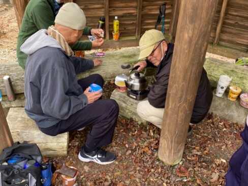 西峰と東峰の間にある東屋で。レク担当が準備してくれたカップ麺🥤温まります。