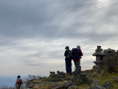 東峰には虚空蔵菩薩が鎮座しています。2匹のかわいいワンちゃんも・・