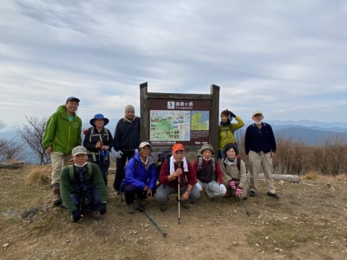 大江山方面をバックに・・・今日は10人の参加です。