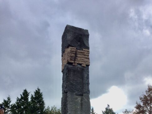 平成之大馬鹿門・・・当初は佛教大学の門柱として制作されたとか。とにかく大きい!!