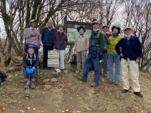 約40分で西峰に到着。みなさん、余裕の表情。