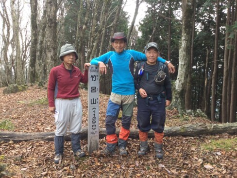 竹呂山(標高1129m)山頂。あいにく、展望はいまいち・・・。