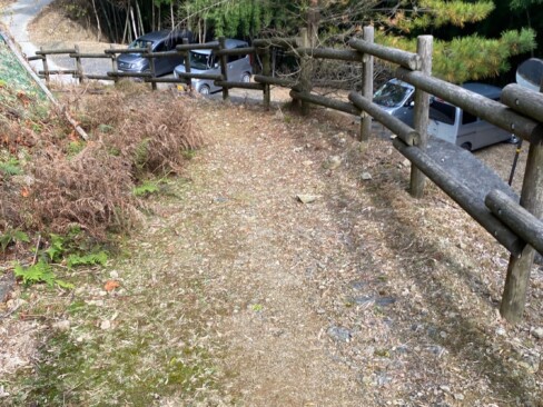 遊歩道の入り口付近が少し広くなっていて、駐車スペースになっています。