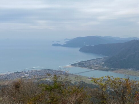 西峰から約20分で東峰に到着。由良川の鉄橋が良く見えます。